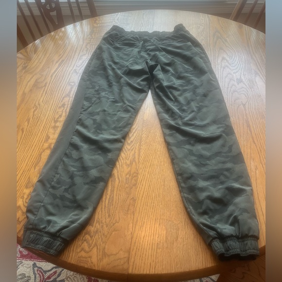 LAST CALL Athleta Brooklyn Textured Lined Joggers Pants Olive Green Camo Size 6 - Picture 3 of 11
